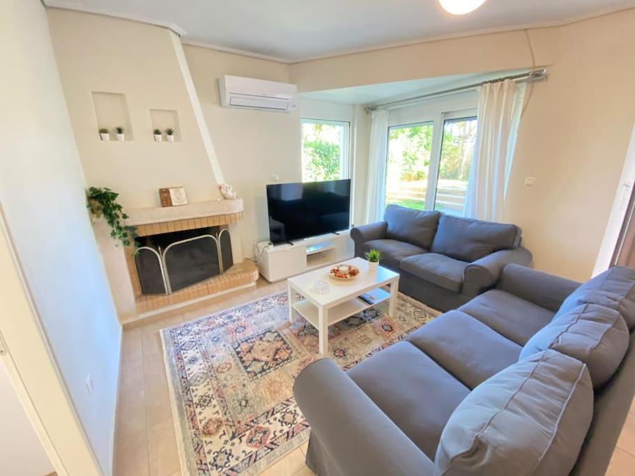 Cozy 2 Room Apartment With Garden Near Athens Air-Port アルテミダ エクステリア 写真