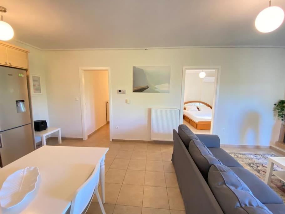 Cozy 2 Room Apartment With Garden Near Athens Air-Port アルテミダ エクステリア 写真
