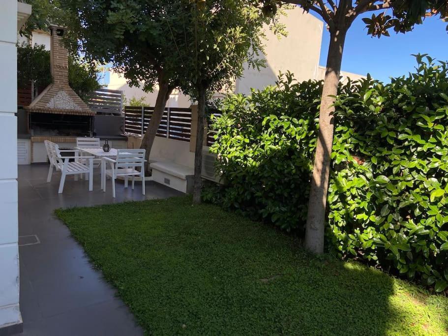 Cozy 2 Room Apartment With Garden Near Athens Air-Port アルテミダ エクステリア 写真